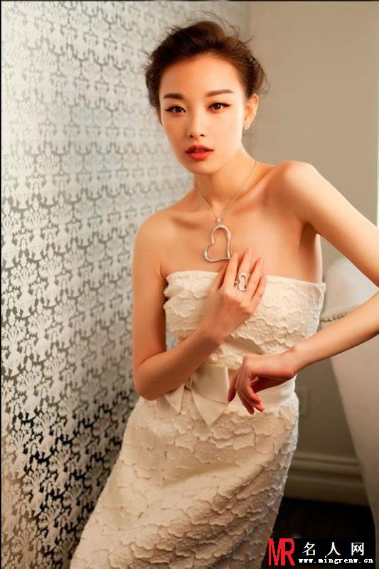 倪妮2013活动大图集第一弹 性感白礼服勾勒S身材(1)