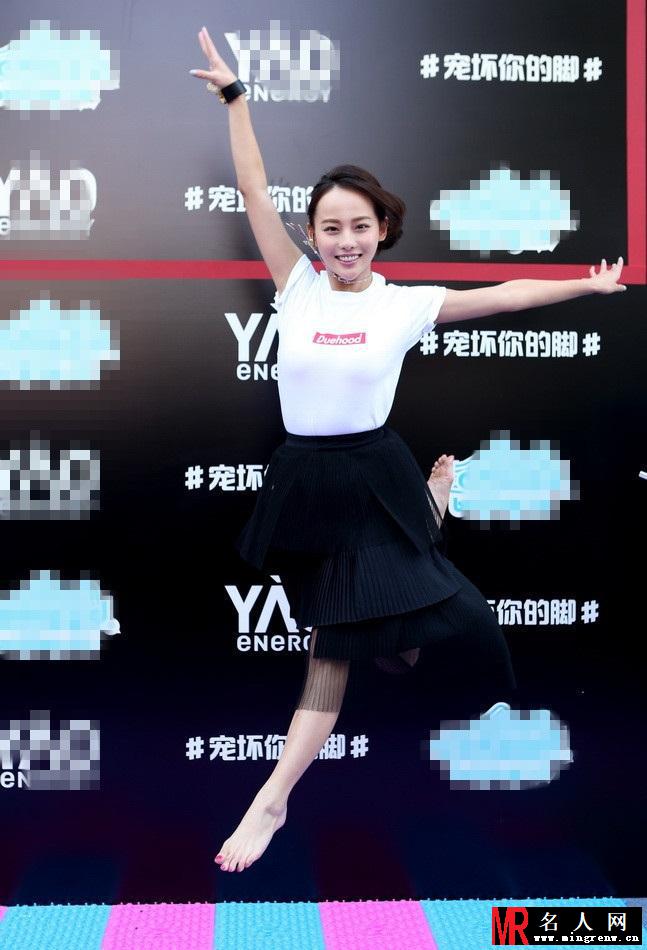 邓超携众星“群魔乱舞”为郑恺潮牌店助力(1)