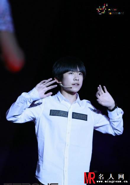 TFBOYS获得奖项 倾情演唱并与王力宏合照(1)