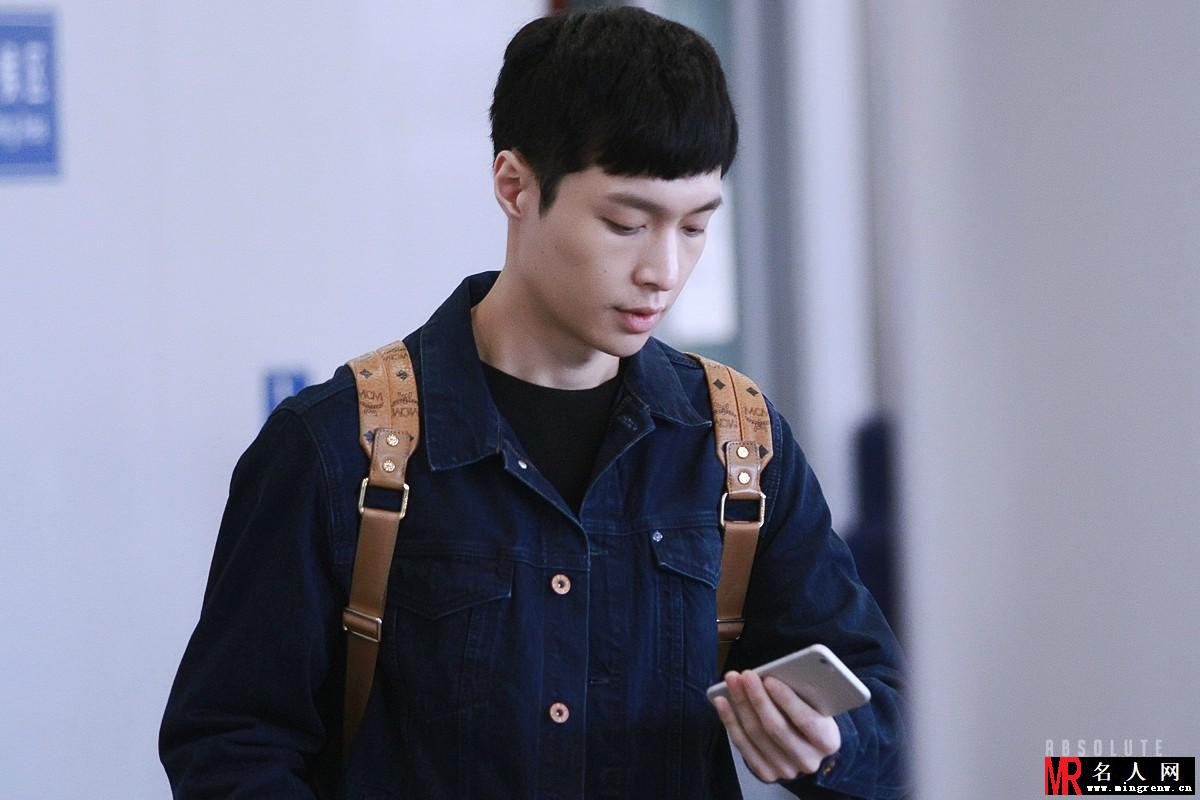 EXO张艺兴2015年4月现身机场黄色双肩包抢眼(1)