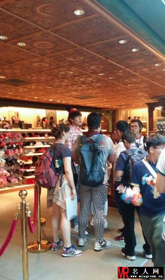 李光洙熊黛林疑似假戏真做 《如果爱》香港迪士尼拍摄亲密互动(1)