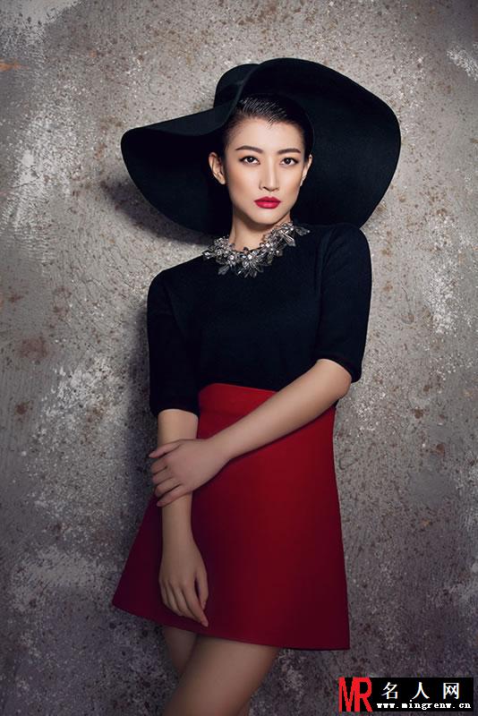 卫莱复古时尚写真曝光 冷艳红唇彰显独特魅力(1)