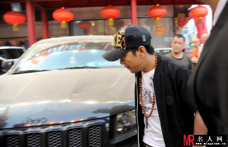 宋小宝出镜刘老根舞台 人气爆棚市民狂拍(1)