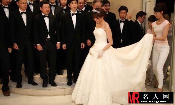 AKB48小嶋阳菜披婚纱热心有爱 举办婚礼庆祝写真大卖(1)
