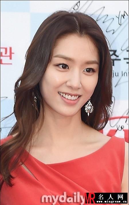 韩国女星搏出位 大胆造型引争议(1)