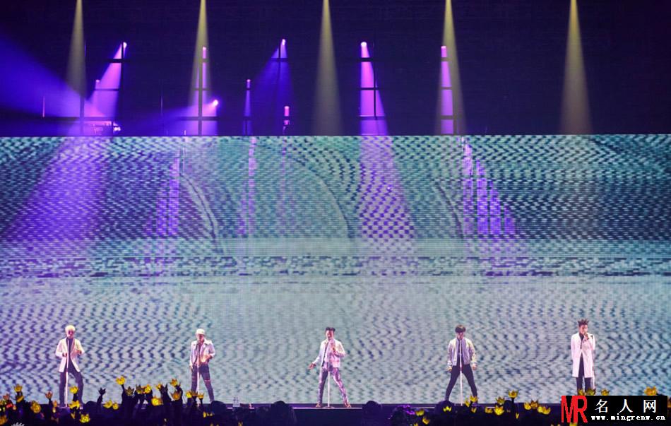 天团BigBang强势回归 韩国首尔演唱会HIGH爆全场(1)