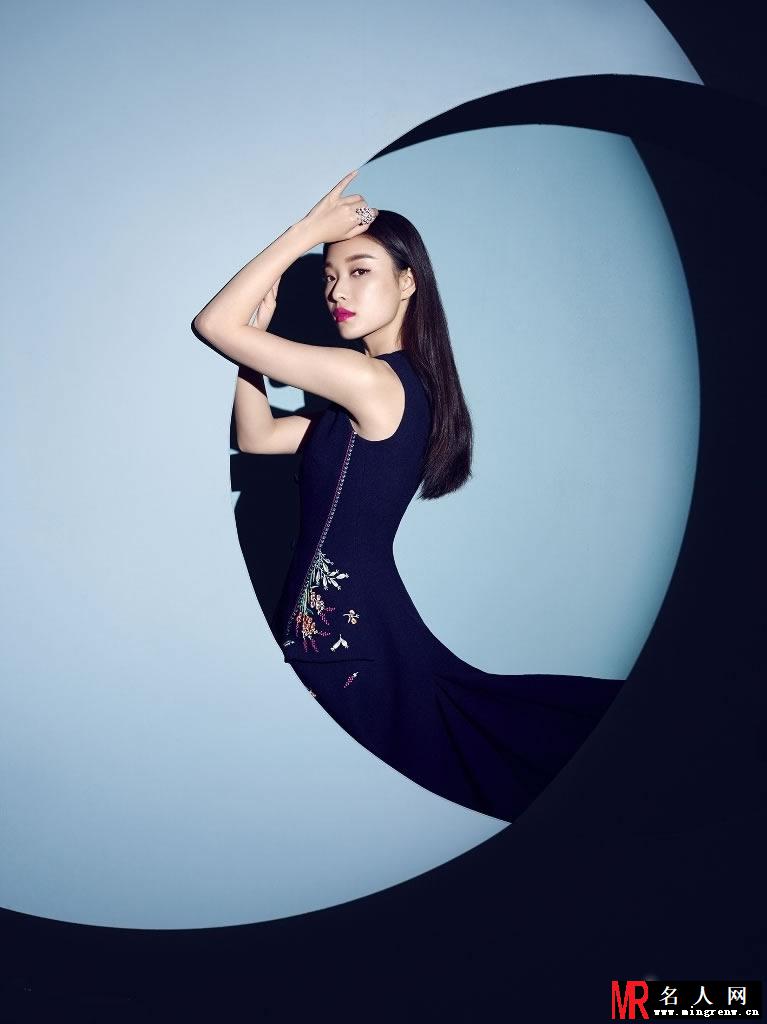 倪妮《嘉人》时尚写真 光影交错展完美曲线(1)