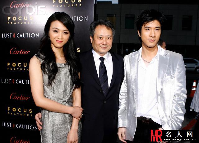 汤唯惊艳出席发布会 显性感妩媚(1)
