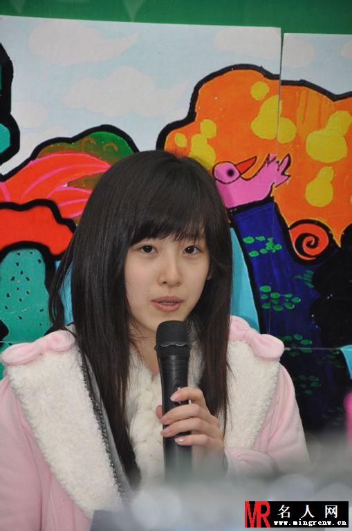 奶茶妹妹章泽天素颜亮相南京网民大型公益植树活动现场(1)