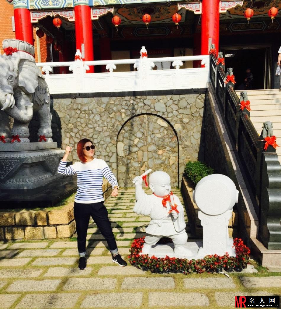 看明星怎么过春节 李小璐全家红装拜年(1)