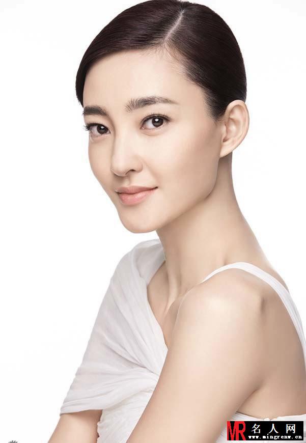 王丽坤置身花海拍写真 尽展温婉娴静之美(1)
