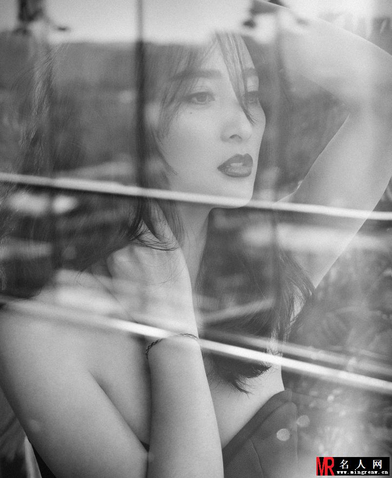 蒋勤勤性感写真 诱惑神情爆乳出镜(1)