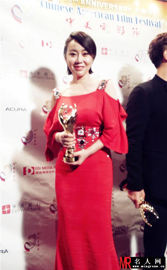 中美电影节颁奖礼 闫妮红裙亮相优雅动人(1)