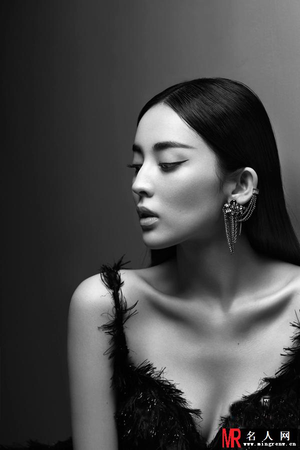 娜扎冷艳写真 紧身黑裙展S曲线(1)