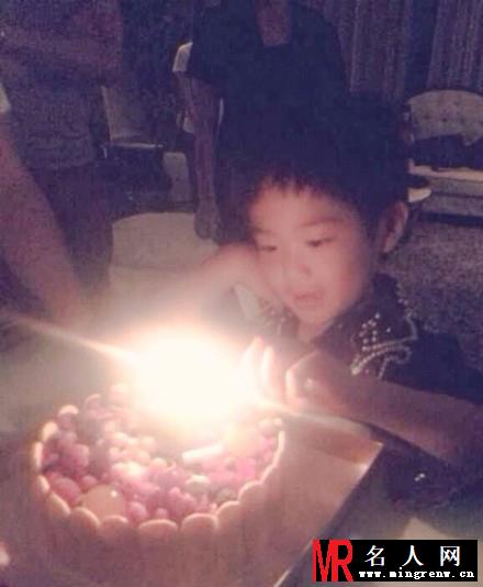 曹格儿子joe生日会 黄磊张歆艺现身献祝福(1)