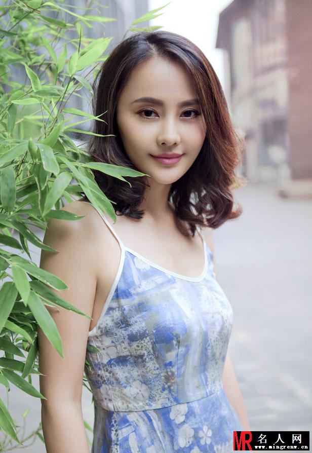 马雅舒美艳街拍曝光 妆容精致笑容甜美(1)