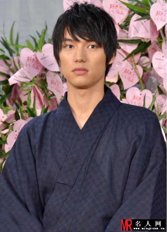 福士苍汰川口春奈着浴衣亮相秀恩爱(1)