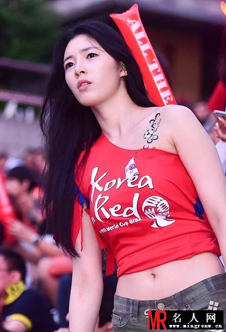 韩国乳神风骚助威世界杯 足球宝贝卖萌耍可爱(1)
