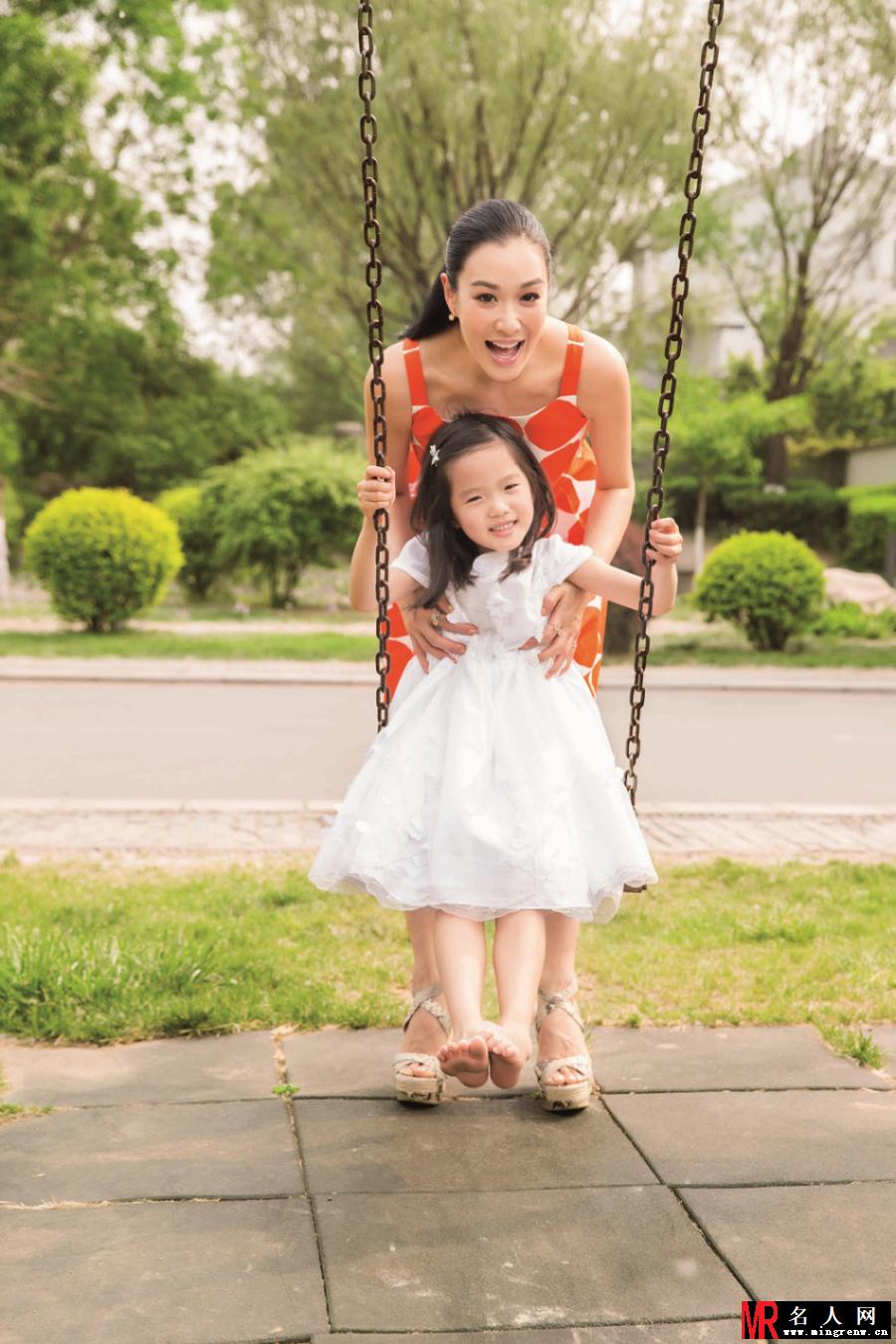 钟丽缇亲子写真曝光 母女三人玩转童年(1)