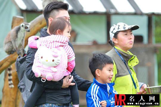 王中磊变身温柔奶爸 对萌娃奥莉爱不释手(1)