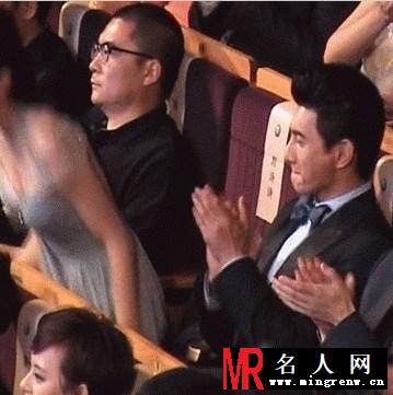 刘诗诗吴奇隆一年前亲密牵手照曝光(1)