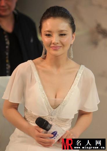 孙茜深V透视装亮相活动 一对豪乳呼之欲出(1)
