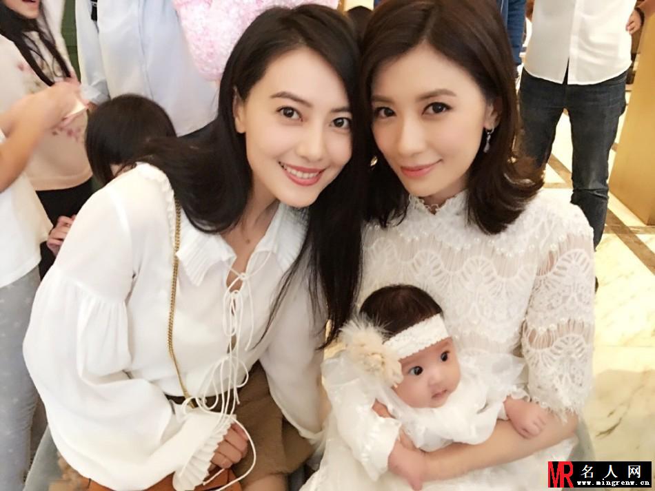 贾静雯小女儿满月亮相 小S高圆圆等明星现身(1)
