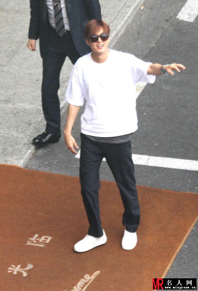 李敏镐上海机场豪车接送 见粉丝热情挥手(1)