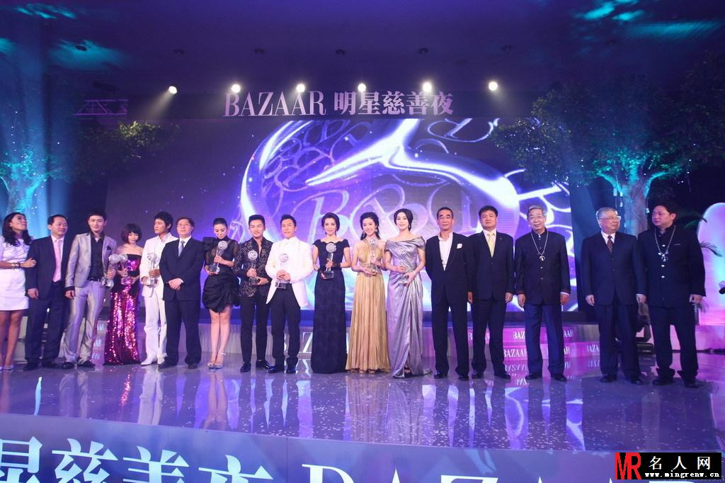 时尚芭莎慈善之夜 范冰冰李冰冰相拥破不和传言(1)