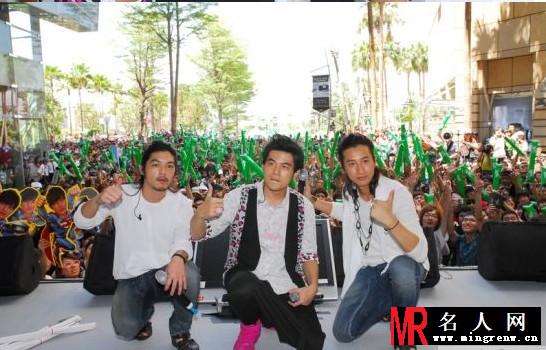 周杰伦跨时代专辑高雄梦时代签唱会现场图片(1)