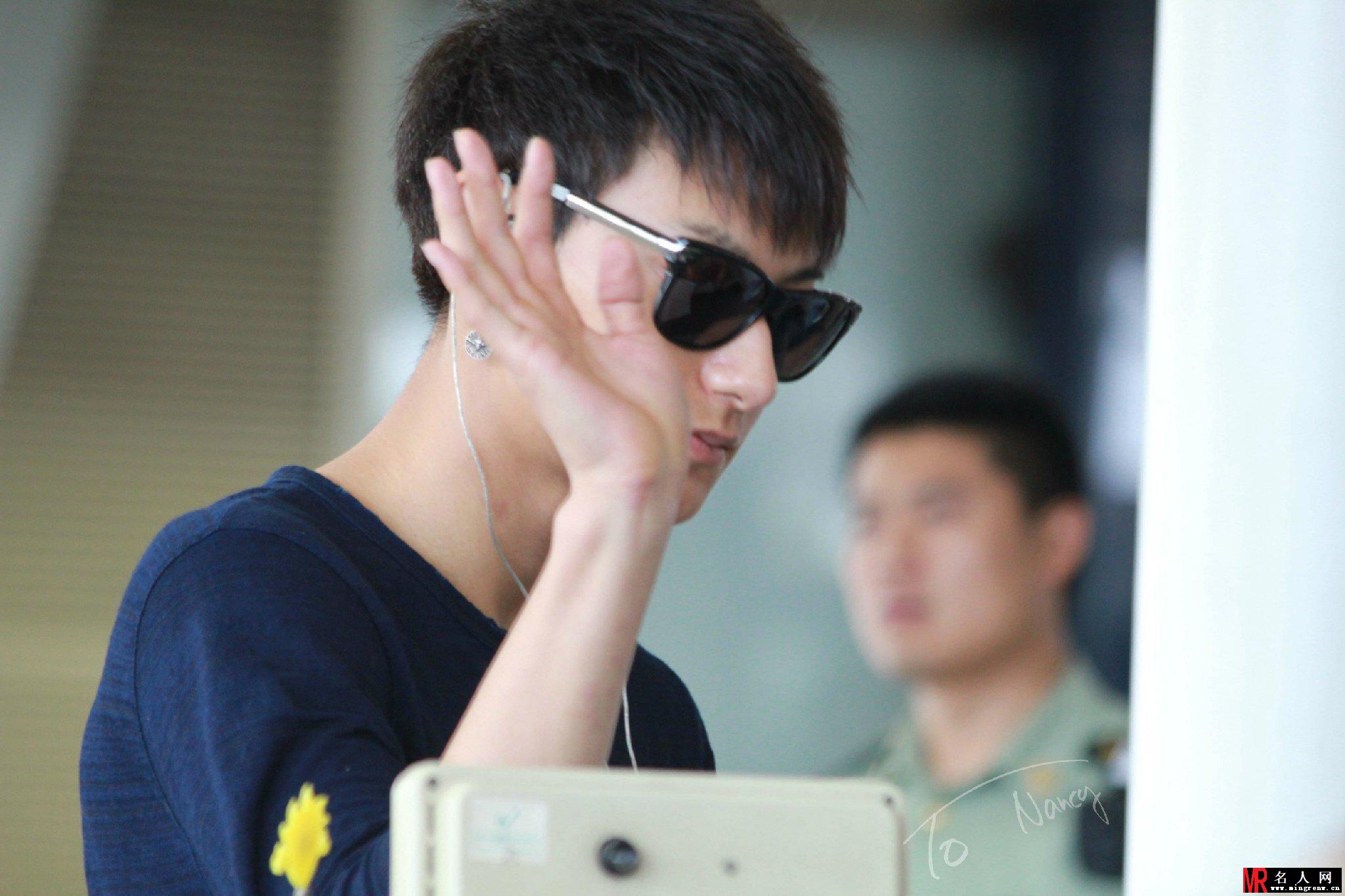 2014年8月EXO西安飞韩国机场时尚帅气写真黄子韬图片写真(1)