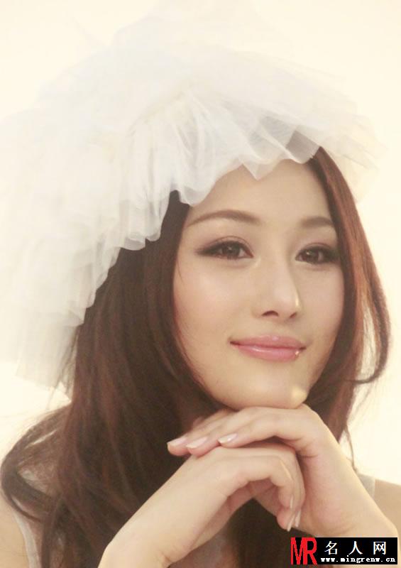 张馨予白色婚纱唯美写真 低胸长裙难掩上体丰满(1)