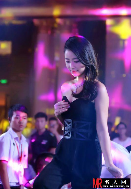 林心如出席沈阳六桂福珠宝活动会 与老总贴面热聊(1)