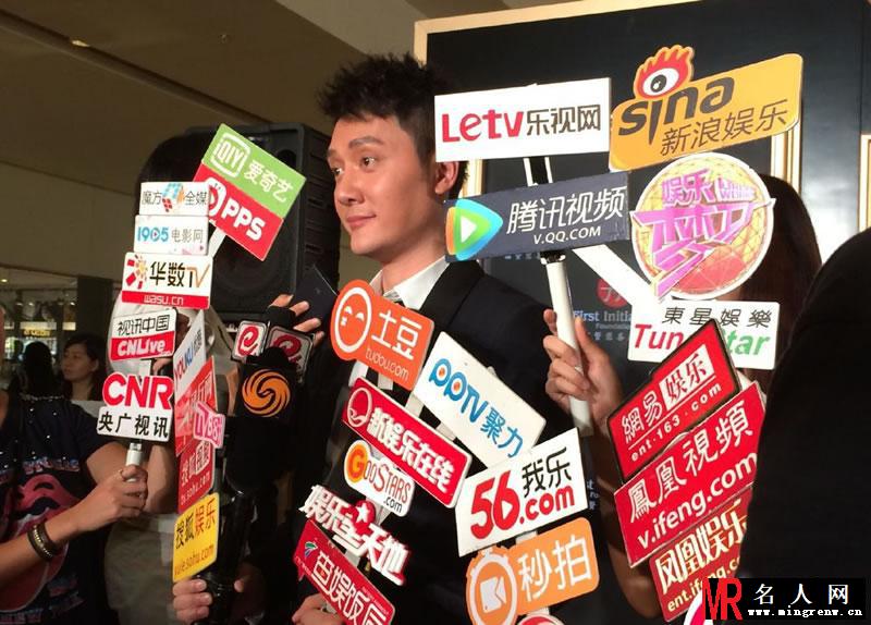 2014年《黄金时代》大合辑第一弹 冯绍峰现场笑容灿烂样子帅气(1)