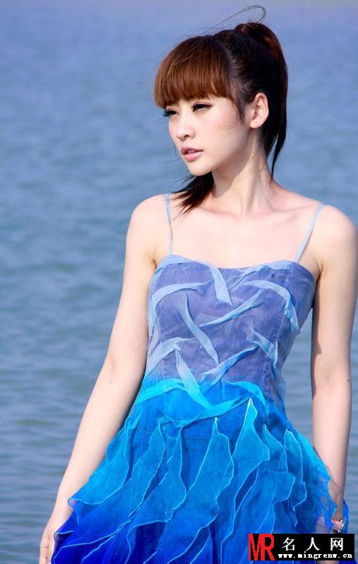 柳岩夏日清凉写真 蓝裙海边戏水(1)