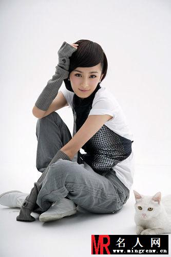 杨幂早期靓丽写真 双手狂挤上围(1)
