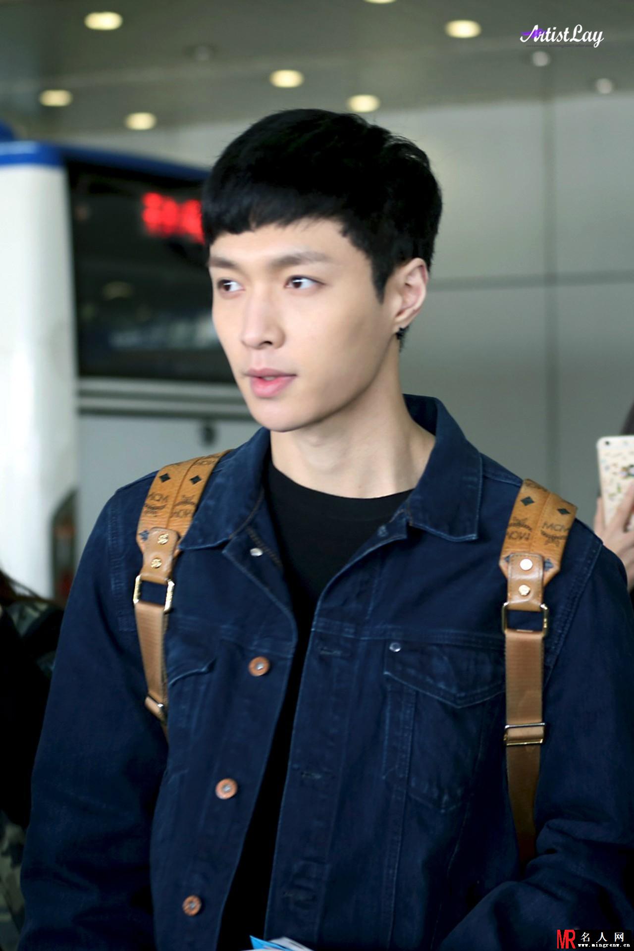 EXO张艺兴2015年4月现身机场黄色双肩包抢眼(1)