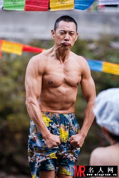 黄晓明肌肉不及张丰毅 59岁肌肉男色吸引人(1)