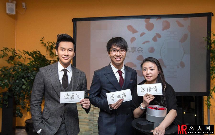 李晨帅气出席活动 手捧玫瑰祝福满满(1)