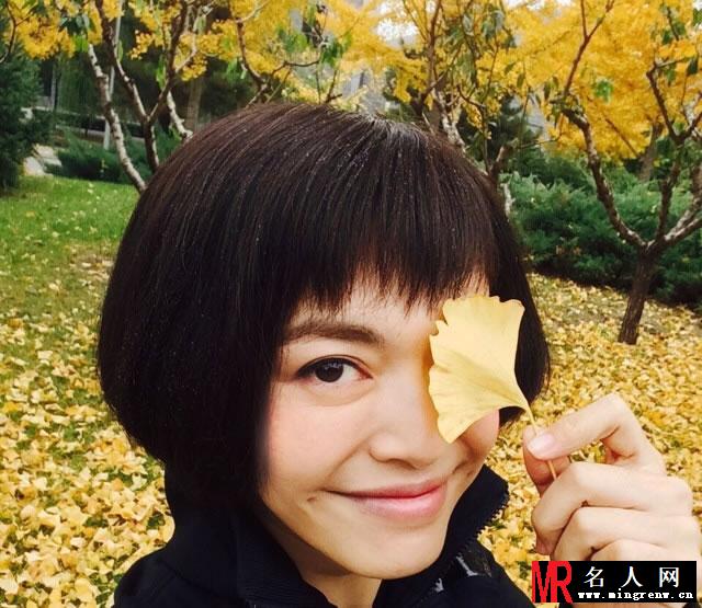姚晨短发干练出镜 温暖笑容软化人心(1)