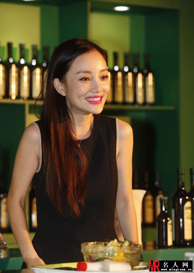 李小璐红唇亮相 着平底鞋尽显娇小(1)