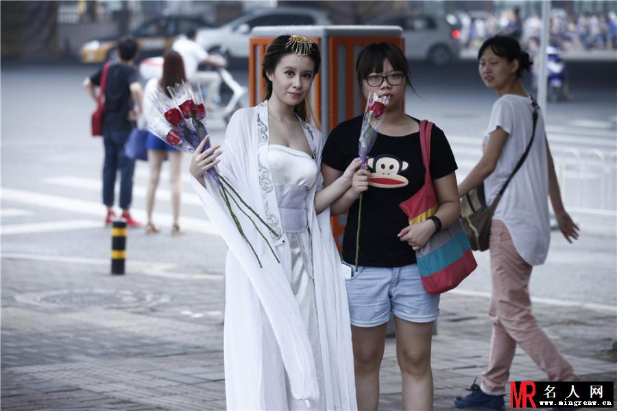 高彩琪化身白衣织女 为路人送上七夕玫瑰(1)