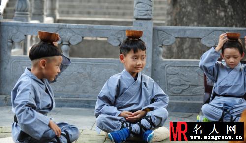 中国足球梦尽现少林武僧 娃娃与方丈的较量(1)