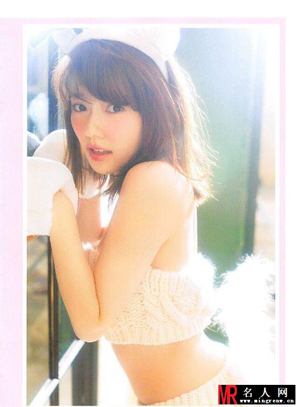 AKB48泳衣抱狗拍写真 比基尼难掩澎湃上围(1)