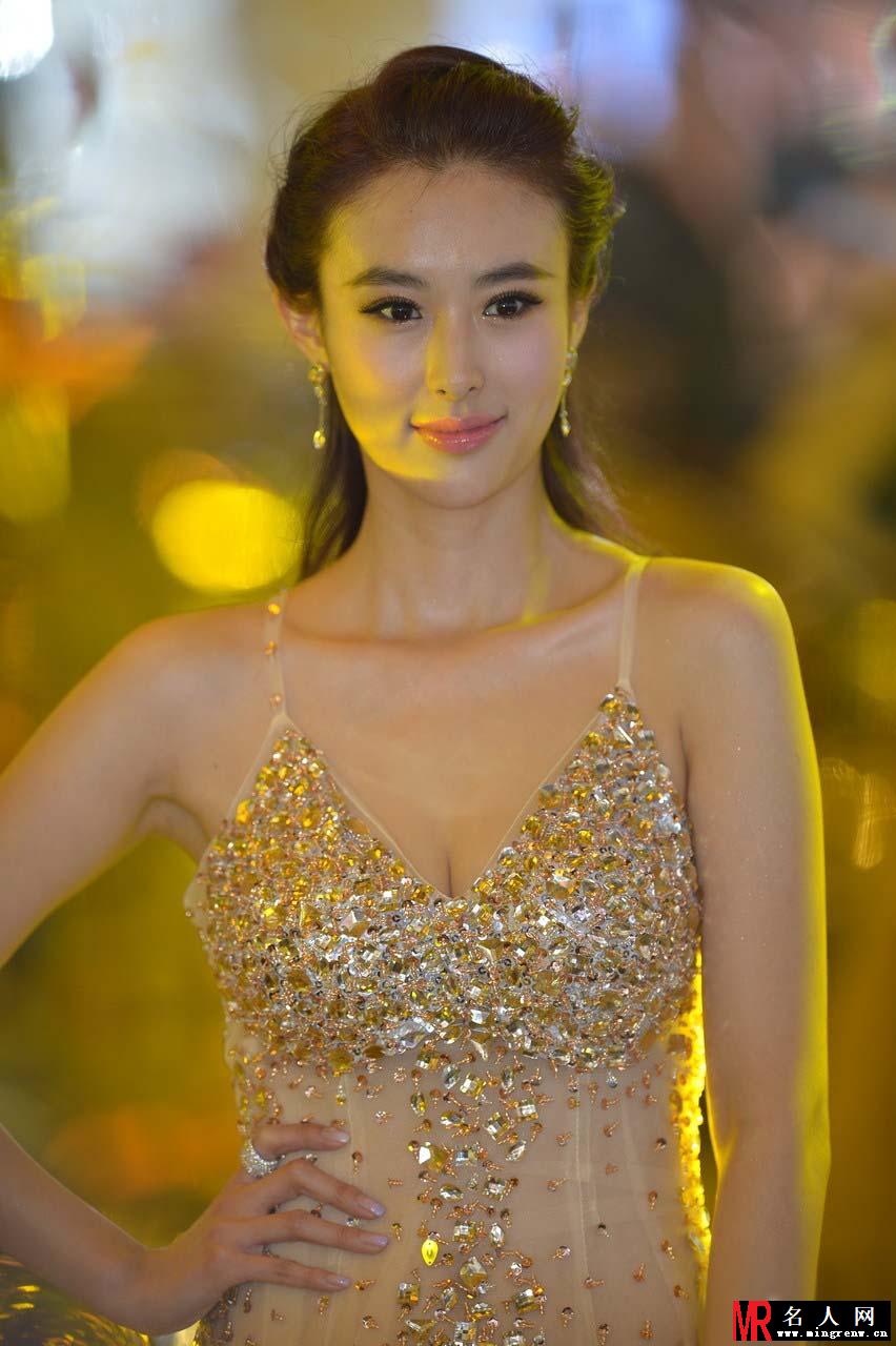 车模兽兽黄金水钻土豪装扮亮相 低胸性感秀爆乳(1)