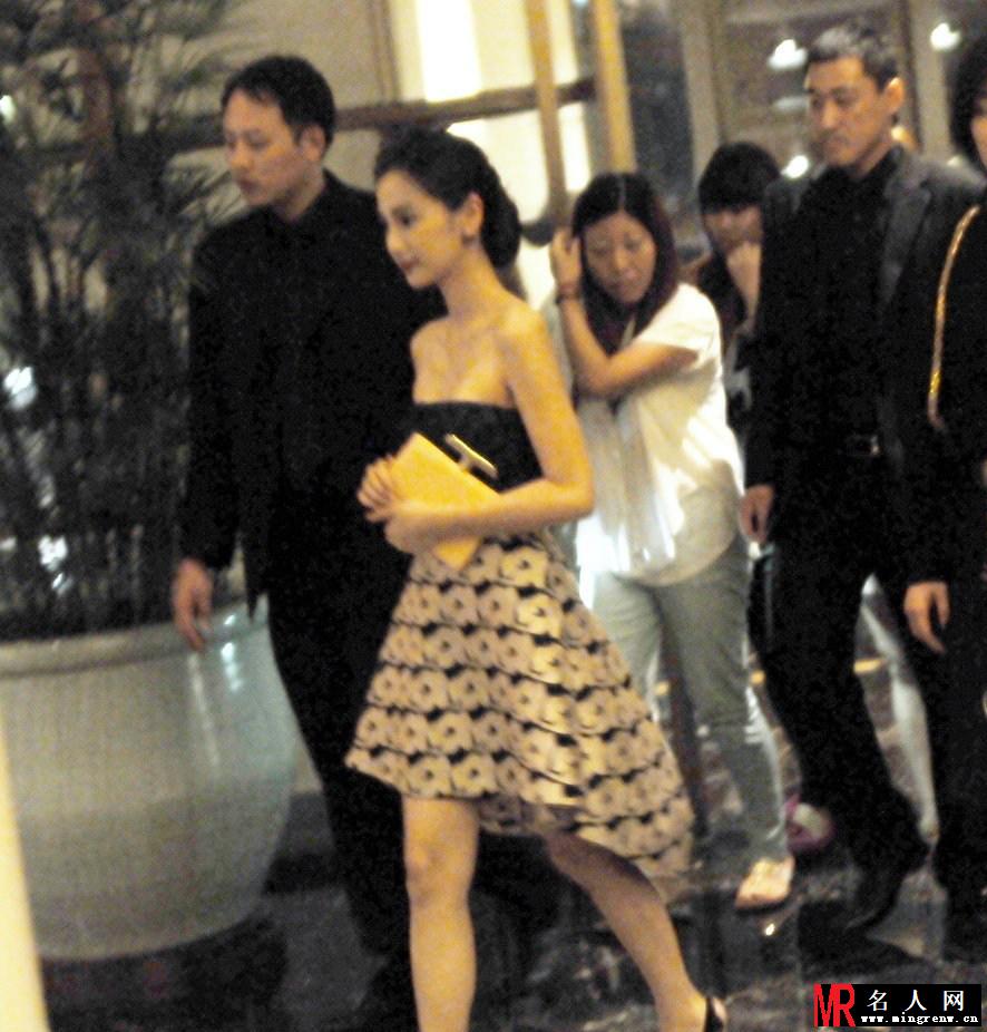 Angelababy抹胸裙现身 胸部扁平锁骨销魂(1)
