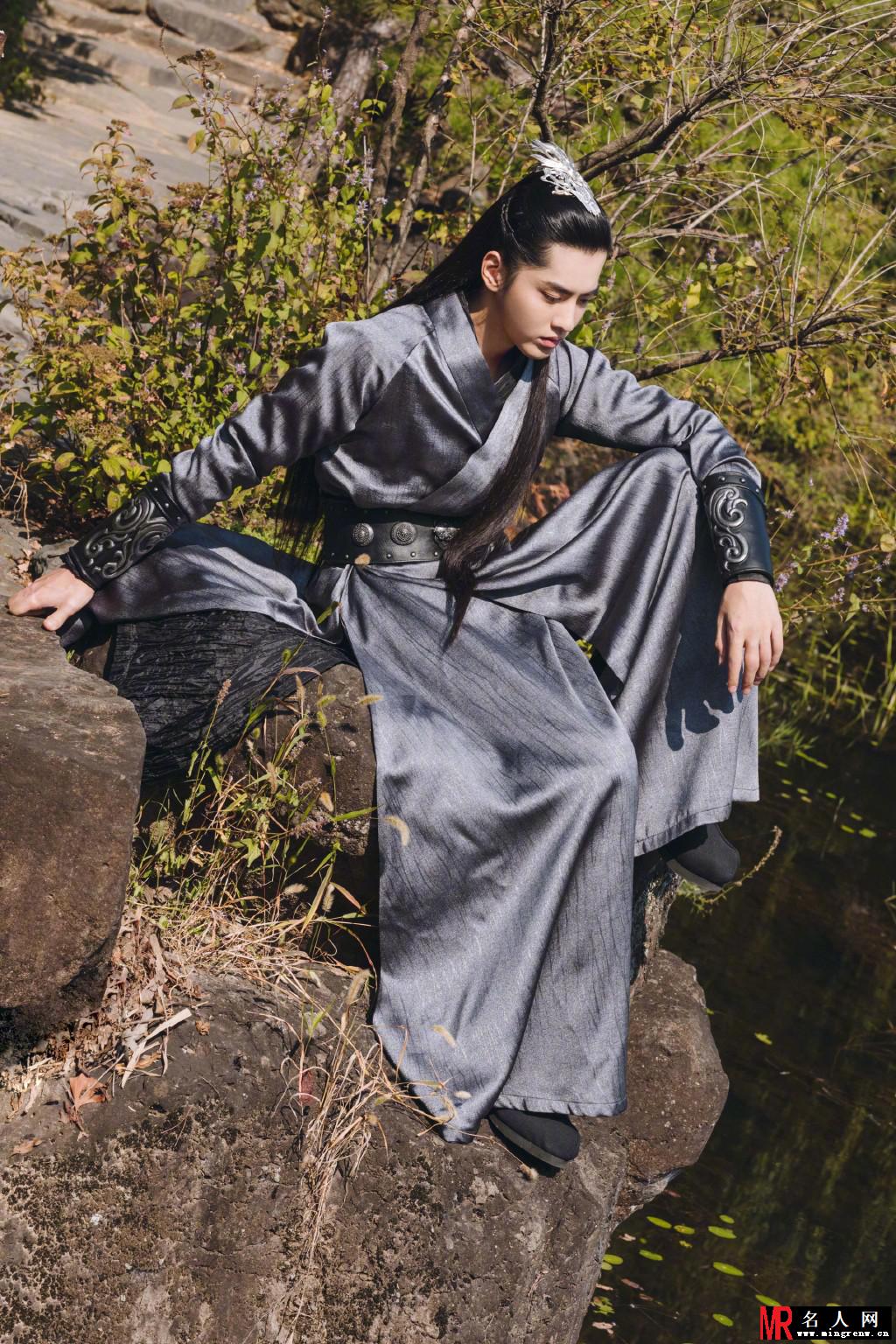 吴亦凡单曲《贰叁》封面写真 古装造型很贵气(1)