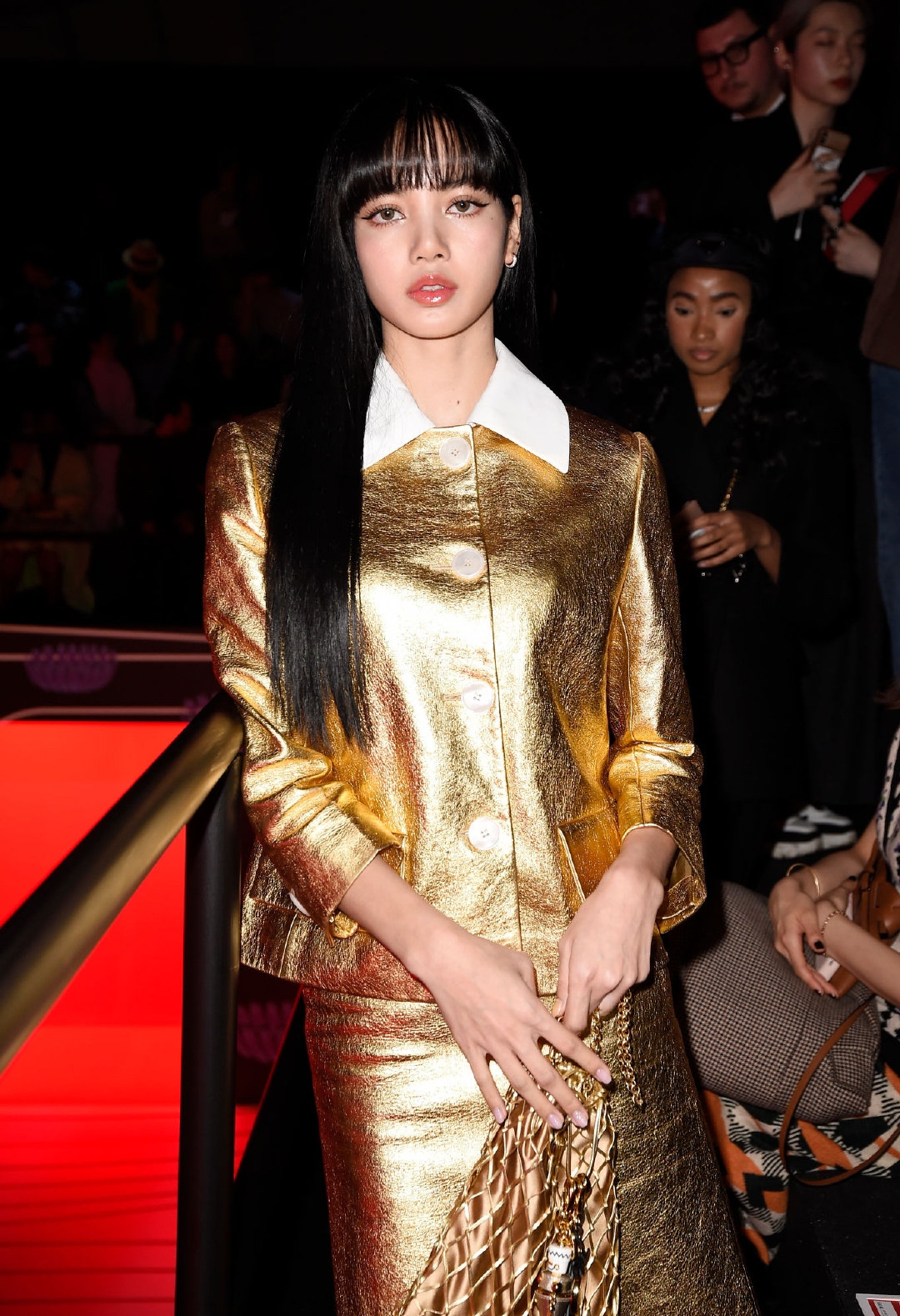 Lisa金色套装亮相活动 甜美可人好吸睛(1)