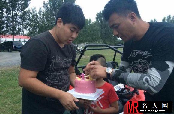 胡军为女庆生康康帅气开车 刘涛带儿女现身(1)