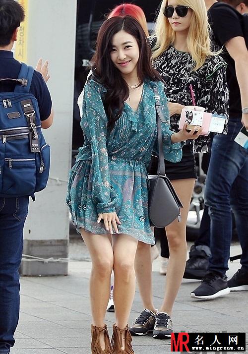 少女时代现机场 Tiffany短裙险被吹翻(1)
